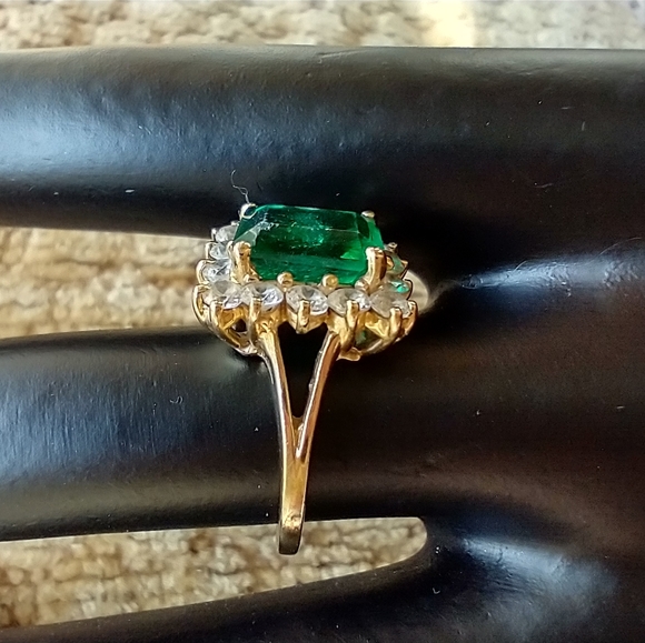 Gold Ring 14k Solid Gold/14 CZ stones surrounding Emerald Lab Created Ctr Stone - Picture 8 of 16